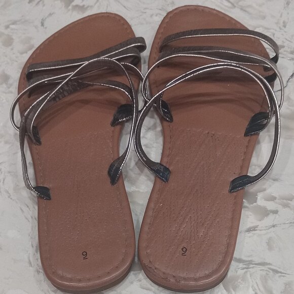 Gold stripes upper part of  women's flat sandals size 9 - Picture 3 of 4